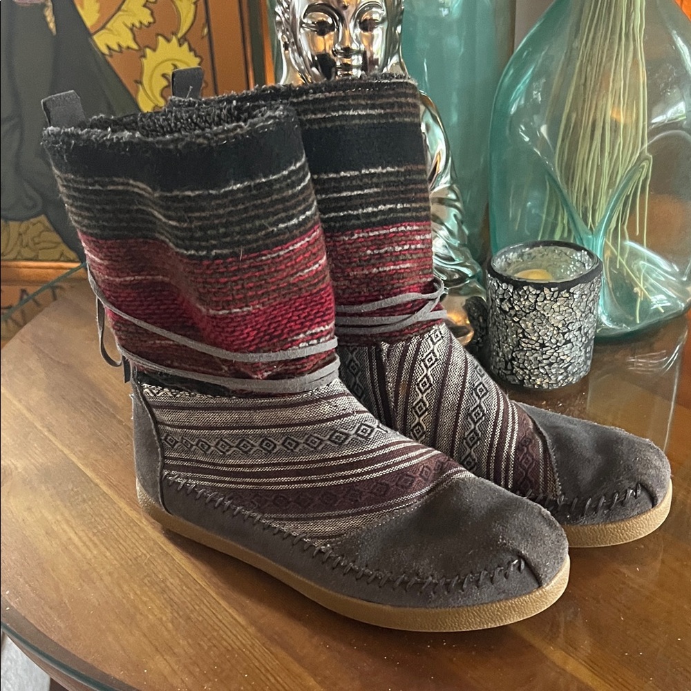 Gray red and black Tom’s Nepal boots size 8 1/2, excellent condition